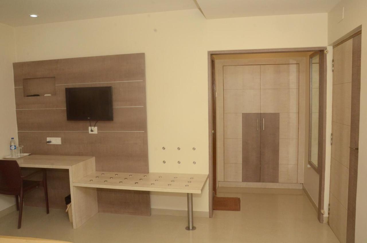 Hotel Kanakabhishegam First Hotel From The Thirukadaiyur Temple Tirukkadaiyur 외부 사진